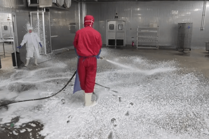 (圖:清洗泡沫現(xiàn)場)