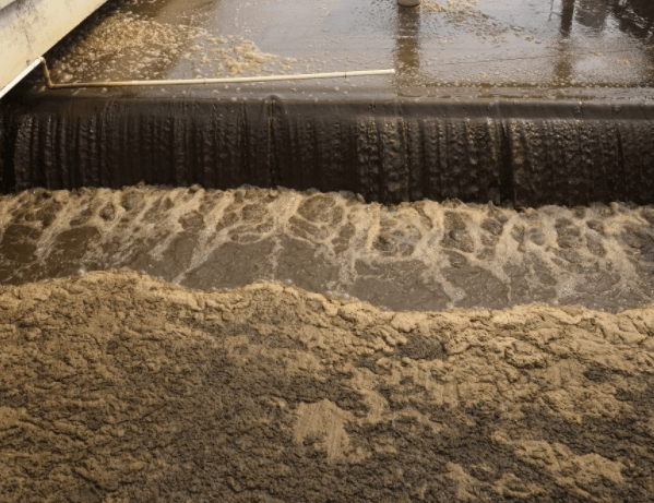 （圖：工業污水起泡沫現場）