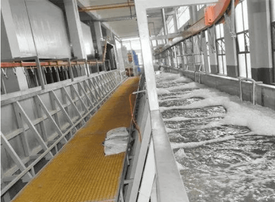 （圖：工業污水廢水泡沫）